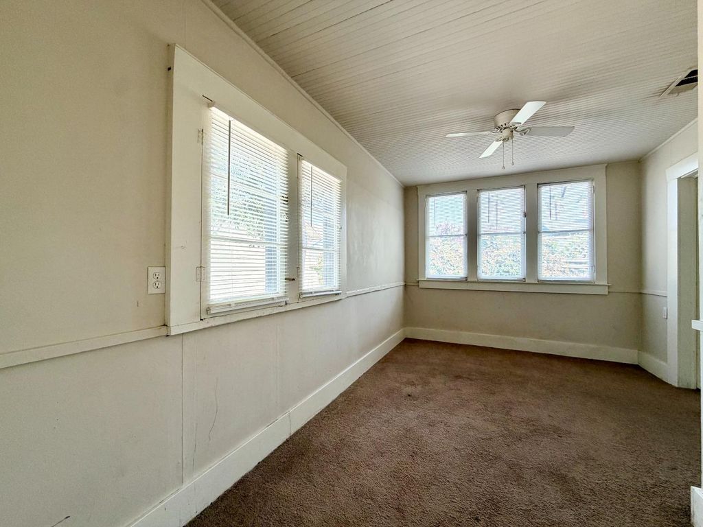 Image 14 of property listing at 911 N Echo Avenue, Fresno, CA 93728