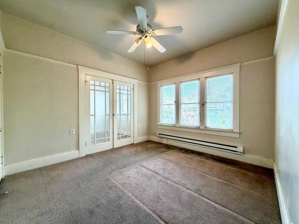 Image 15 of property listing at 911 N Echo Avenue, Fresno, CA 93728