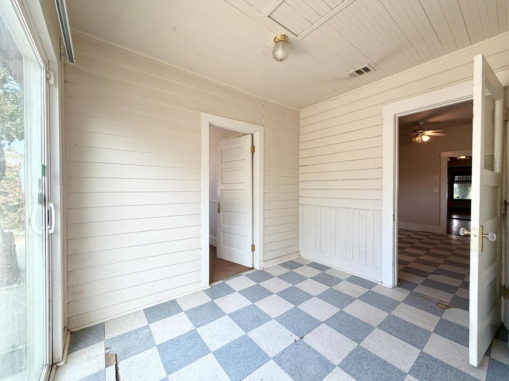 Image 17 of property listing at 911 N Echo Avenue, Fresno, CA 93728