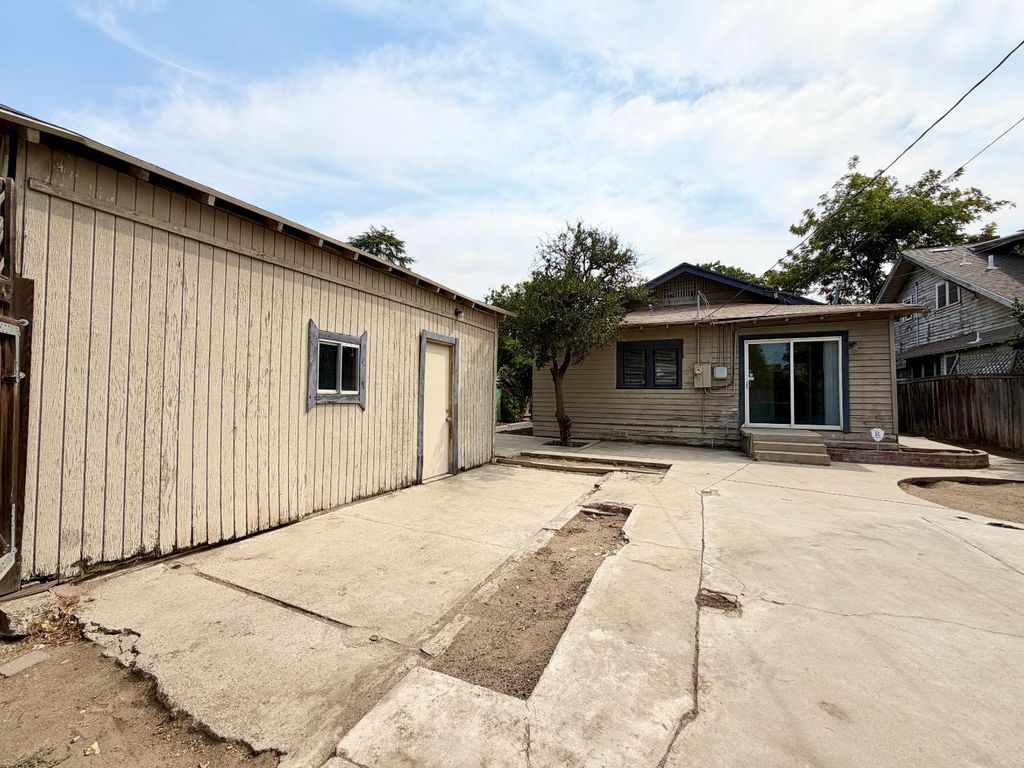 Image 19 of property listing at 911 N Echo Avenue, Fresno, CA 93728