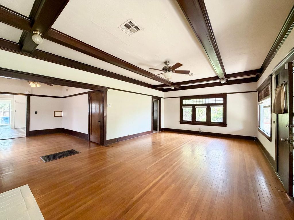 Image 2 of property listing at 911 N Echo Avenue, Fresno, CA 93728