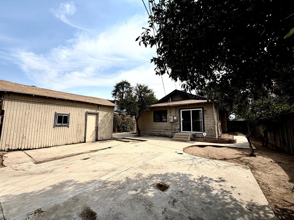 Image 22 of property listing at 911 N Echo Avenue, Fresno, CA 93728