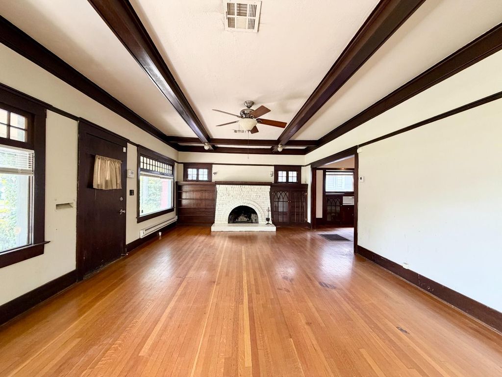 Image 3 of property listing at 911 N Echo Avenue, Fresno, CA 93728