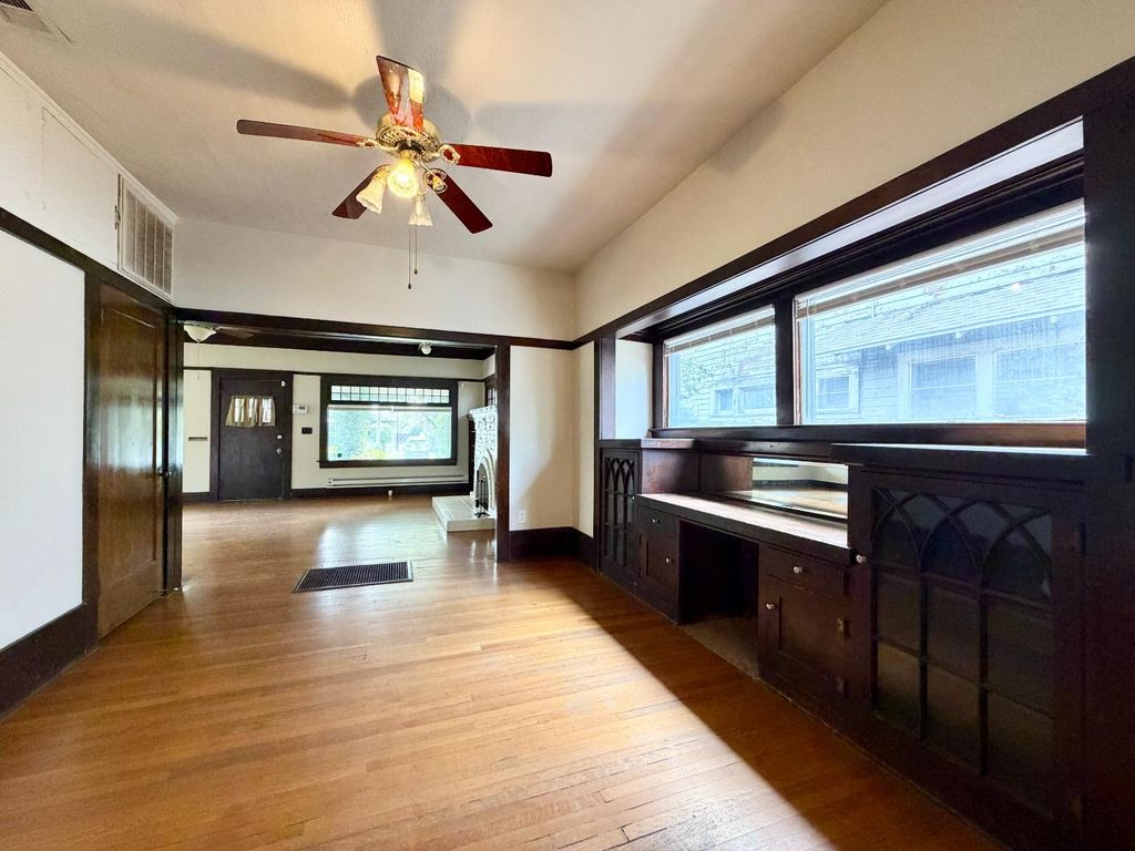 Image 4 of property listing at 911 N Echo Avenue, Fresno, CA 93728