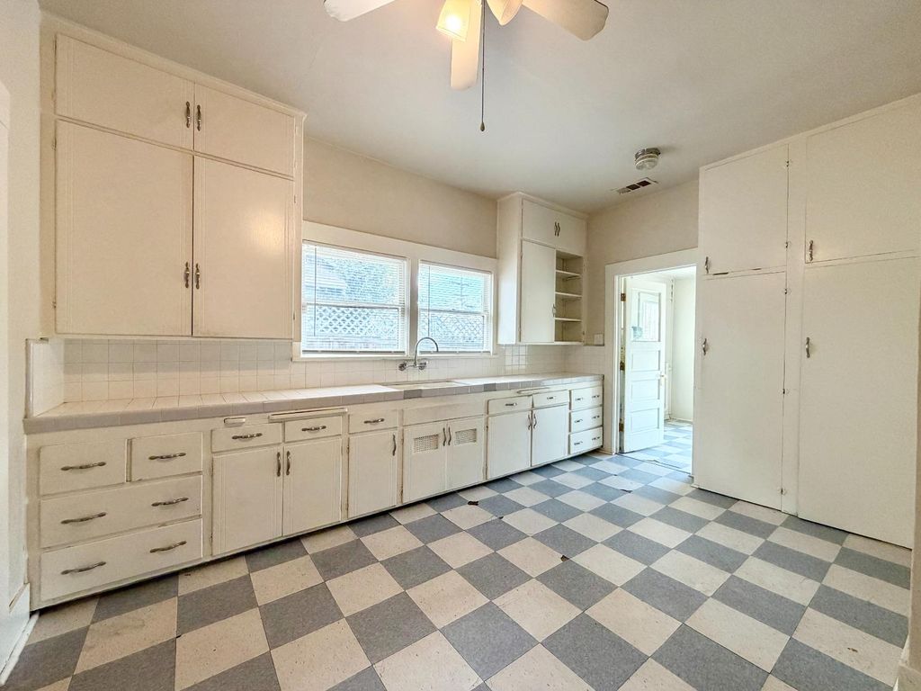 Image 5 of property listing at 911 N Echo Avenue, Fresno, CA 93728