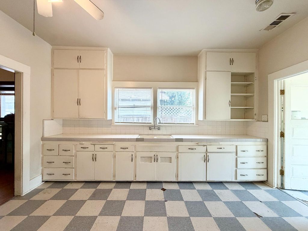 Image 6 of property listing at 911 N Echo Avenue, Fresno, CA 93728