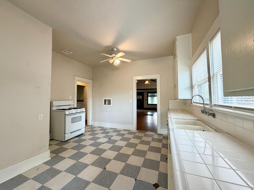 Image 7 of property listing at 911 N Echo Avenue, Fresno, CA 93728