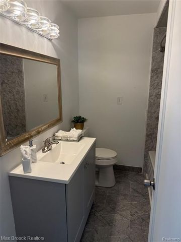 21613 Wallace Drive, Southfield, MI 48075