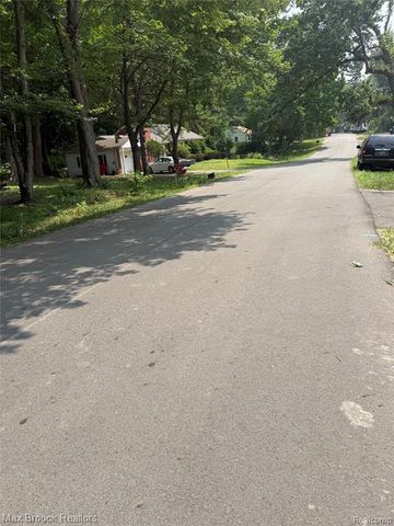 21613 Wallace Drive, Southfield, MI 48075