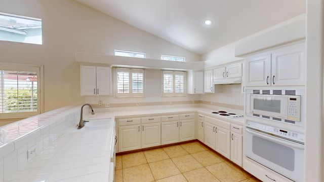 9821 N Sierra Vista Avenue, Fresno, CA 93720