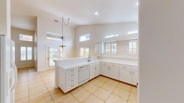 9821 N Sierra Vista Avenue, Fresno, CA 93720