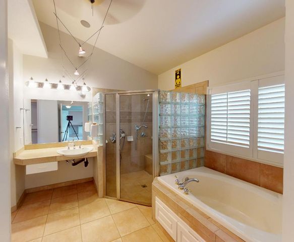 9821 N Sierra Vista Avenue, Fresno, CA 93720