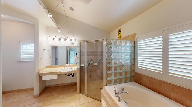 9821 N Sierra Vista Avenue, Fresno, CA 93720