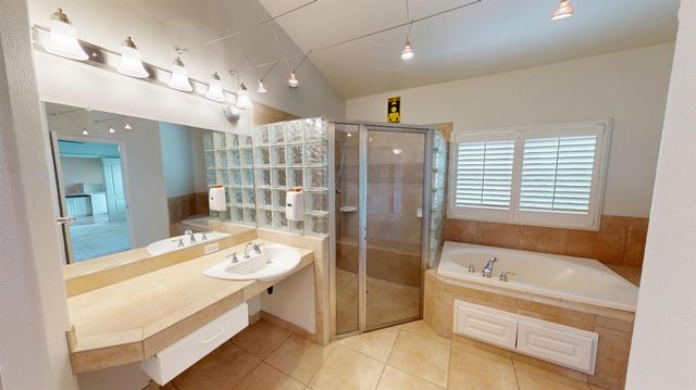 9821 N Sierra Vista Avenue, Fresno, CA 93720