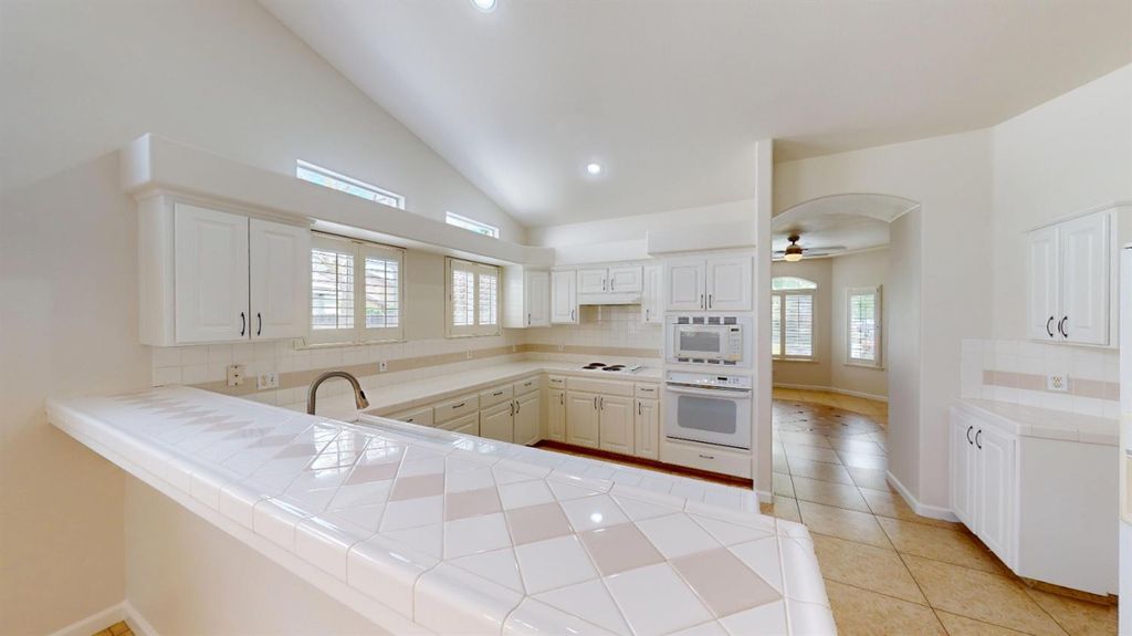 Image 11 of property listing at 9821 N Sierra Vista Avenue, Fresno, CA 93720