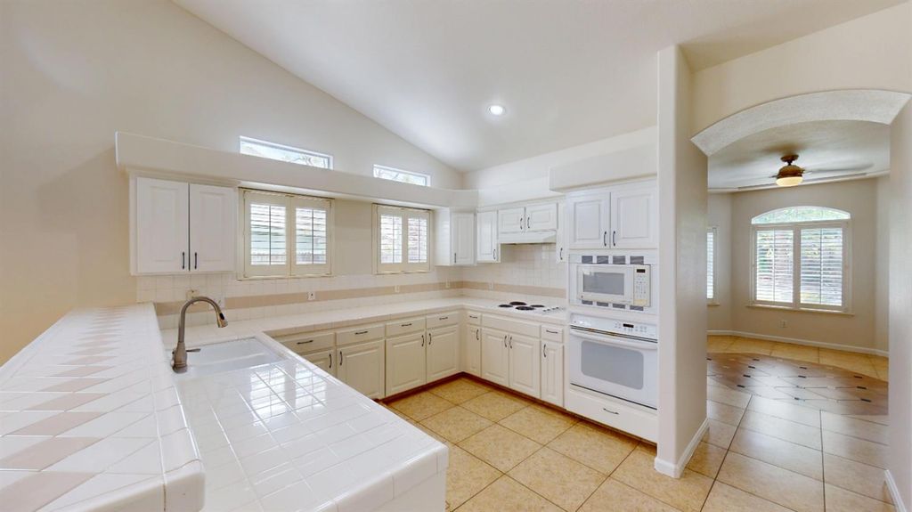 Image 13 of property listing at 9821 N Sierra Vista Avenue, Fresno, CA 93720