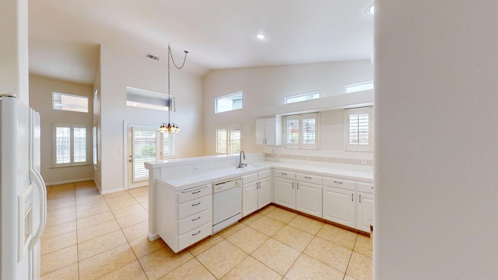 Image 15 of property listing at 9821 N Sierra Vista Avenue, Fresno, CA 93720