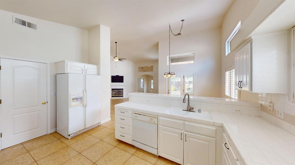 Image 16 of property listing at 9821 N Sierra Vista Avenue, Fresno, CA 93720