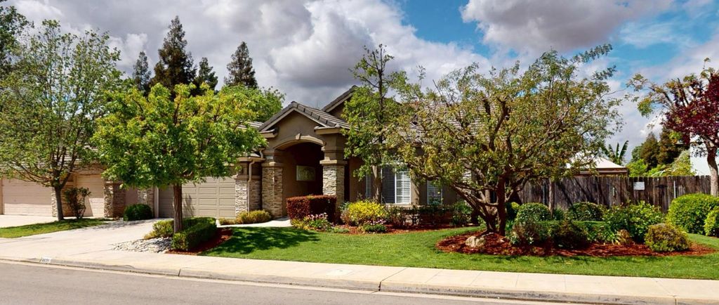 Image 2 of property listing at 9821 N Sierra Vista Avenue, Fresno, CA 93720