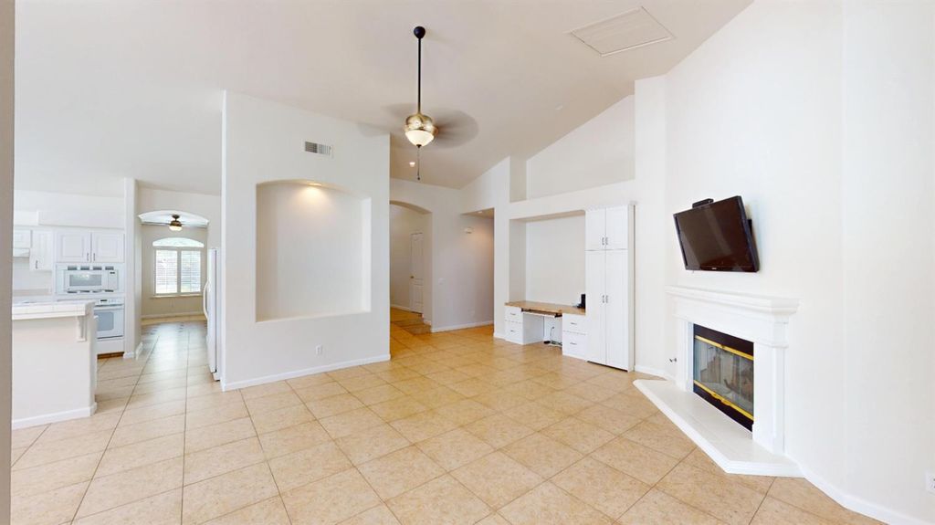 Image 7 of property listing at 9821 N Sierra Vista Avenue, Fresno, CA 93720