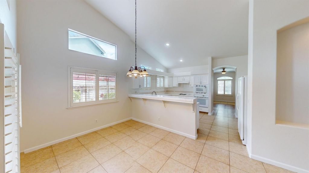 Image 9 of property listing at 9821 N Sierra Vista Avenue, Fresno, CA 93720