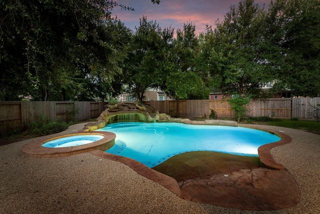 6 Hithervale Court, The Woodlands, TX 77382