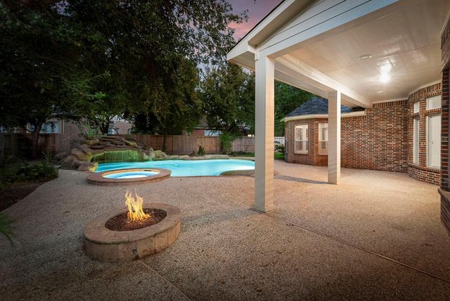 6 Hithervale Court, The Woodlands, TX 77382