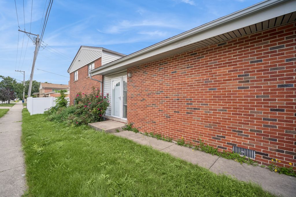 8560 W Clara Drive, Niles, IL 60714 — photo 2