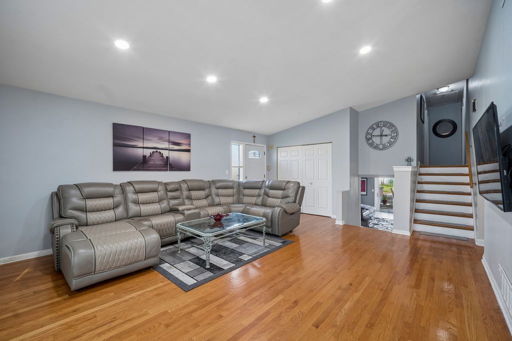 8560 W Clara Drive, Niles, IL 60714 — photo 3
