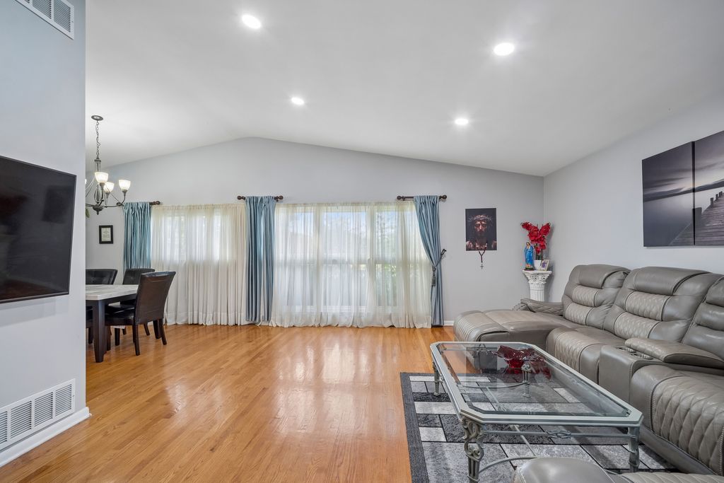 8560 W Clara Drive, Niles, IL 60714 — photo 5