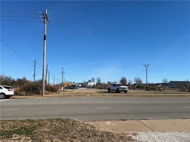 1220 13th Street, Rogers, AR 72756