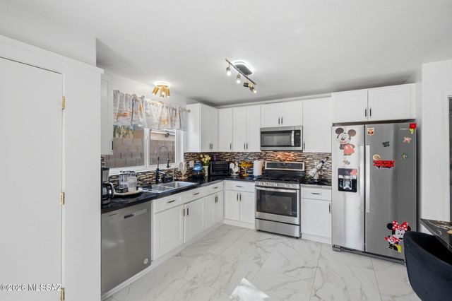 7085 W Amarante Drive, Tucson, AZ 85743