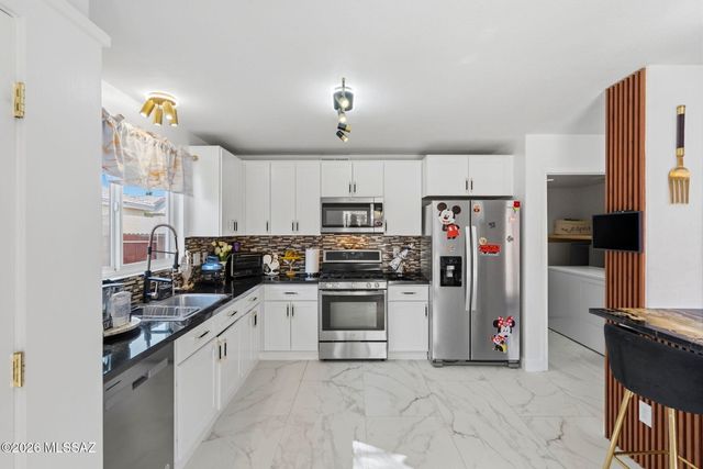 7085 W Amarante Drive, Tucson, AZ 85743