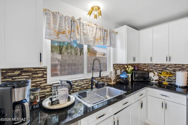 7085 W Amarante Drive, Tucson, AZ 85743