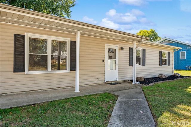 210 MEADOW Drive, Troy, IL 62294