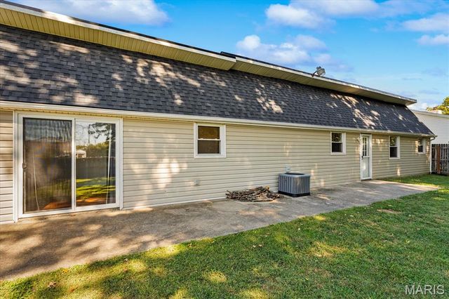 210 MEADOW Drive, Troy, IL 62294