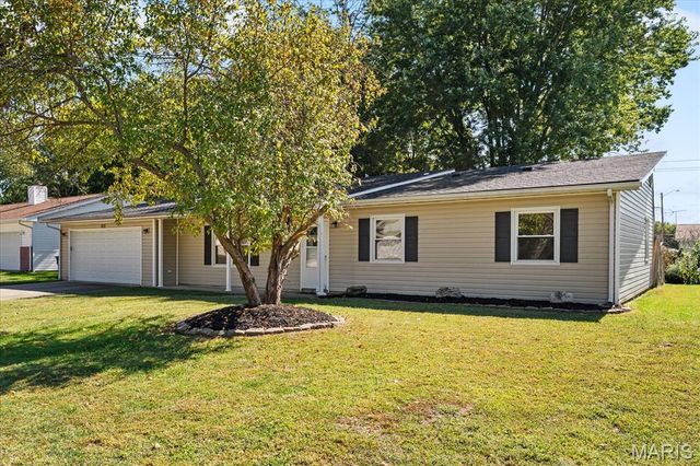 210 MEADOW Drive, Troy, IL 62294