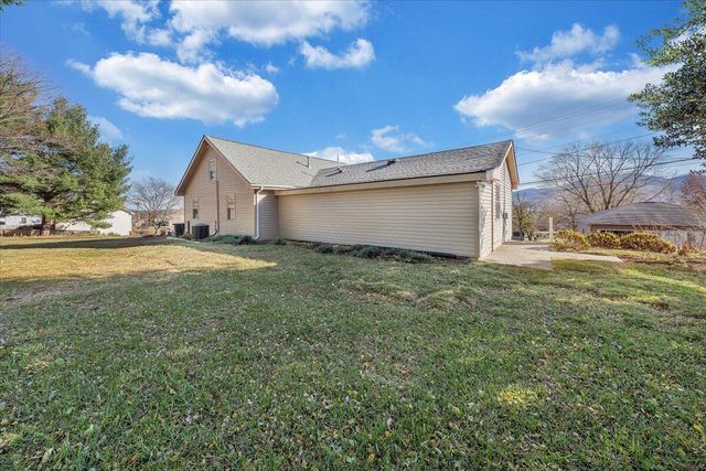 1724 Starview DR, Salem, VA 24153