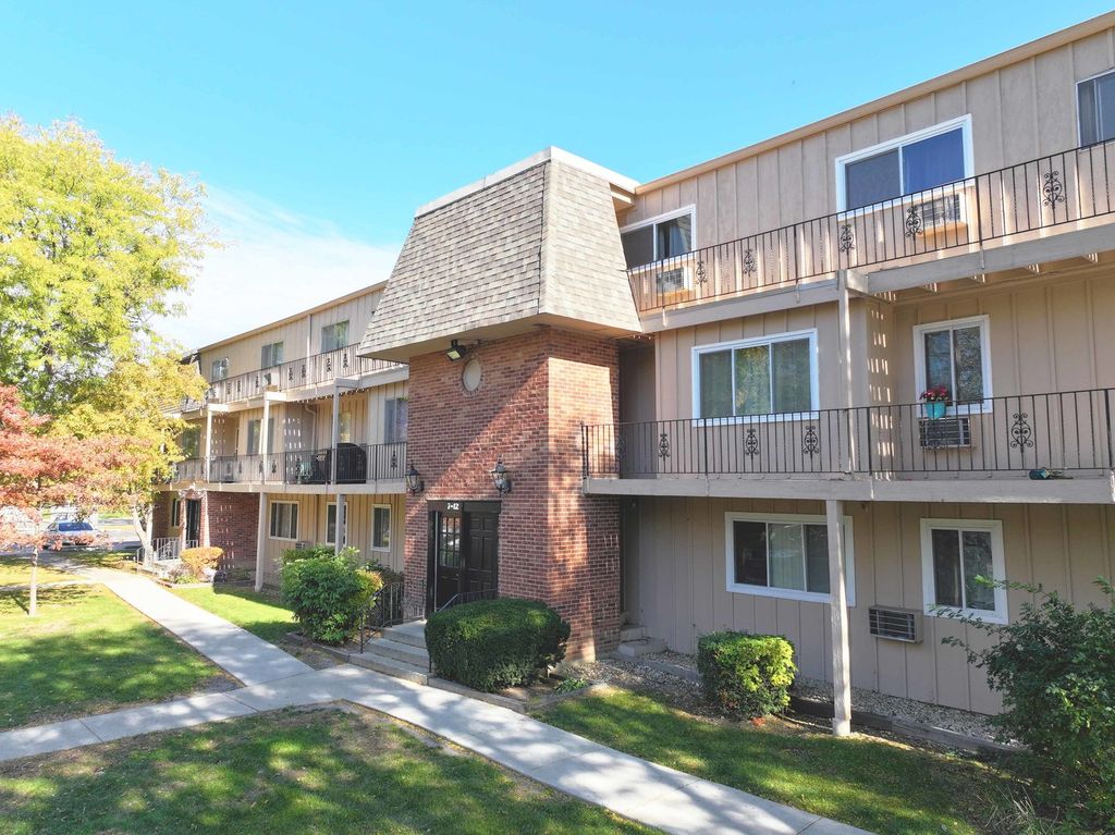 2504 Algonquin Road 17, Rolling Meadows, IL 60008