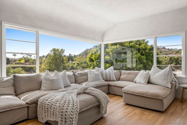 10409 Grandview Dr, La Mesa, CA 91941