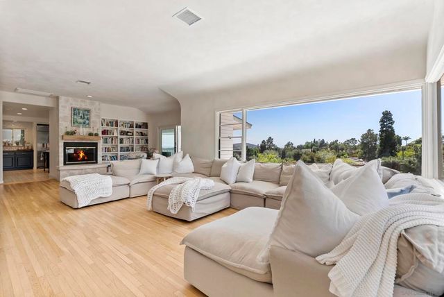 10409 Grandview Dr, La Mesa, CA 91941