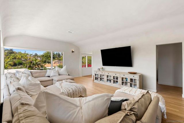 10409 Grandview Dr, La Mesa, CA 91941