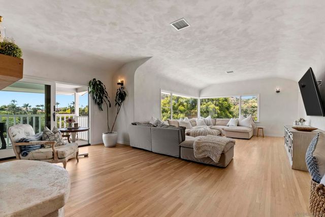 10409 Grandview Dr, La Mesa, CA 91941