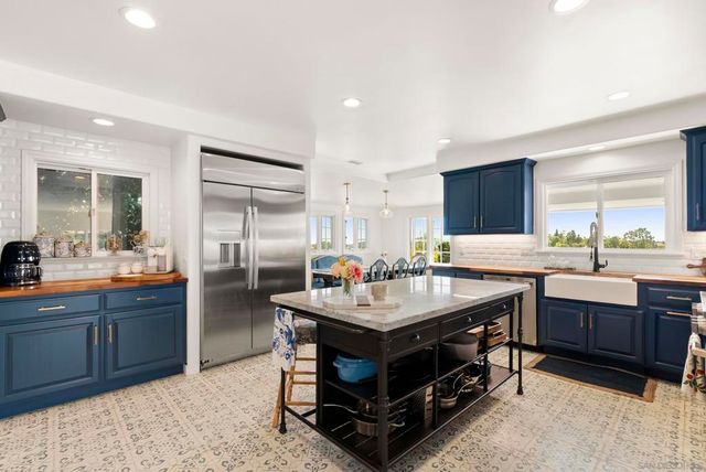 10409 Grandview Dr, La Mesa, CA 91941