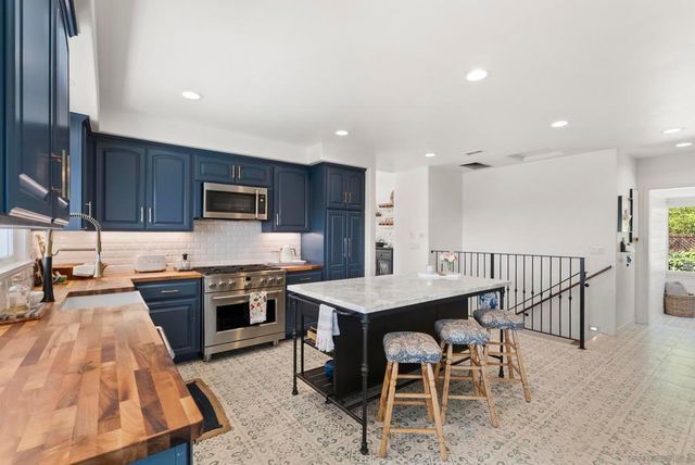 10409 Grandview Dr, La Mesa, CA 91941
