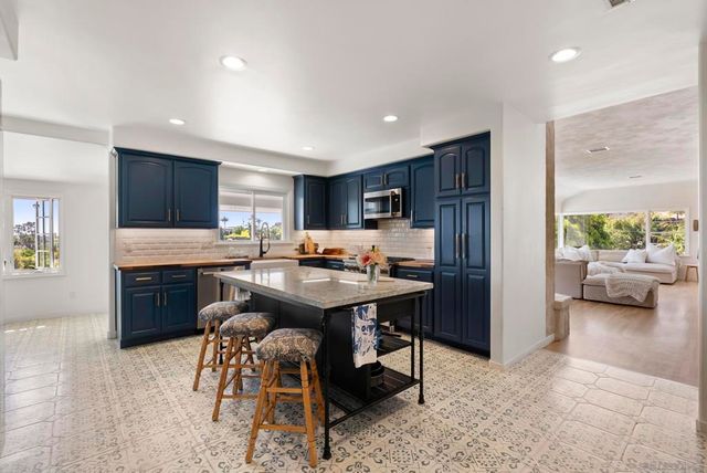 10409 Grandview Dr, La Mesa, CA 91941