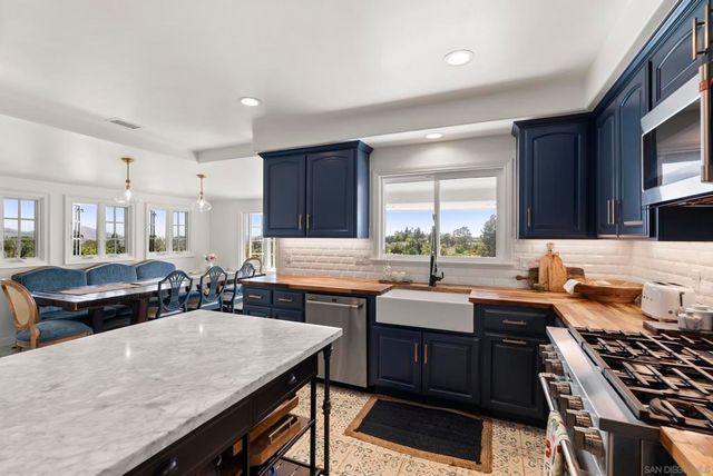 10409 Grandview Dr, La Mesa, CA 91941