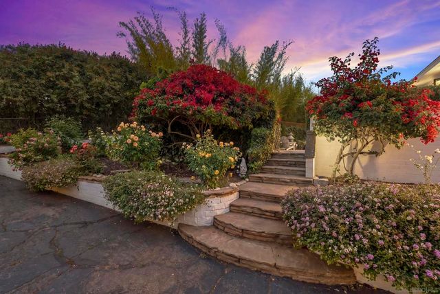 10409 Grandview Dr, La Mesa, CA 91941