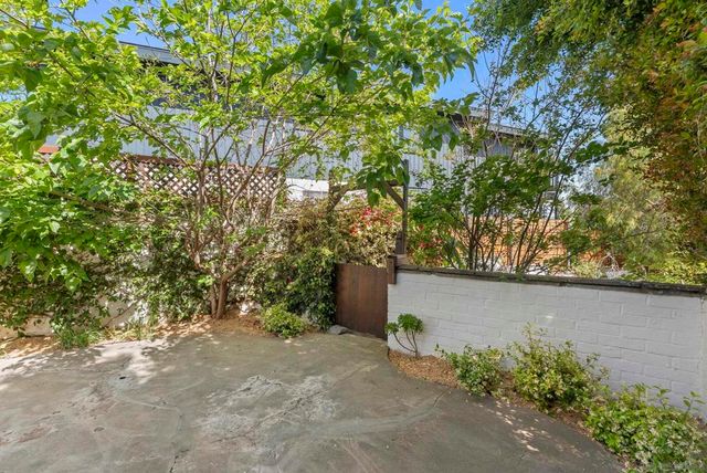 10409 Grandview Dr, La Mesa, CA 91941