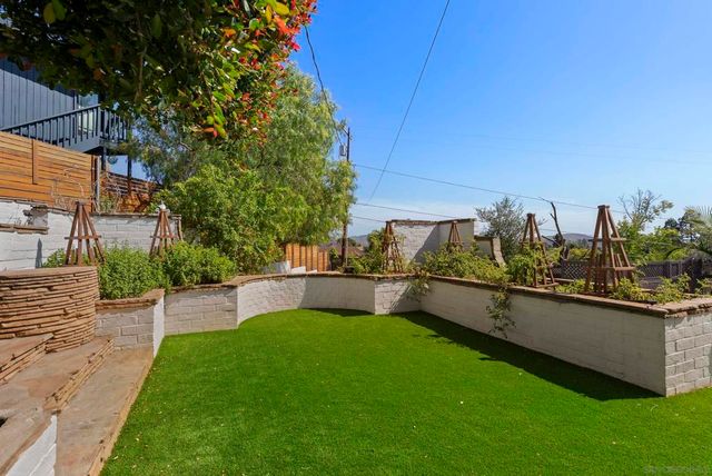 10409 Grandview Dr, La Mesa, CA 91941